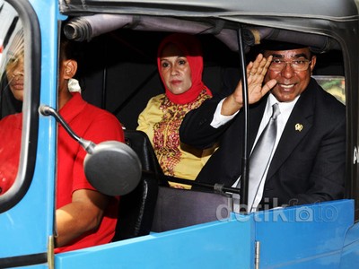 Anggota DPRD DKI Terpilih Datang Naik Bajaj