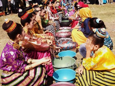 Permainan Cari Jodoh di Festival Budaya Tua