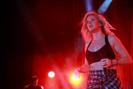 Penampilan Seksi Ellie Goulding Sempurnakan WTF 2014