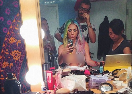 Kesha Unggah Foto Topless Sebelum Hadiri MTV VMA 2014