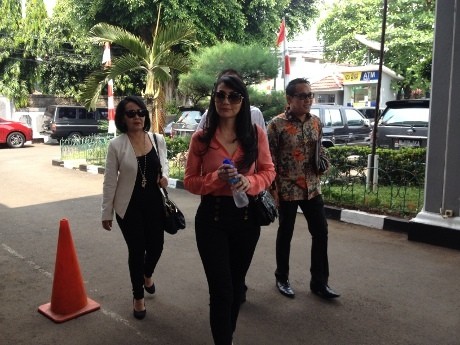 Ditemani Orangtua, Tessa Kaunang Hadiri Sidang Perdana Gugatan Cerai