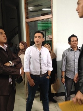 Kompak! Sandy Tumiwa Juga Bawa Ibunda di Sidang Cerai