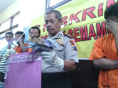 Gerebek Judi, Dapat Narkoba