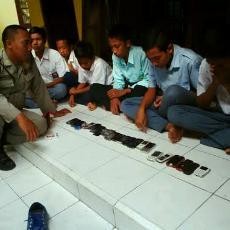 Siswa Bolos Dirazia, Satpol PP Temukan Video Porno di HP Pelajar