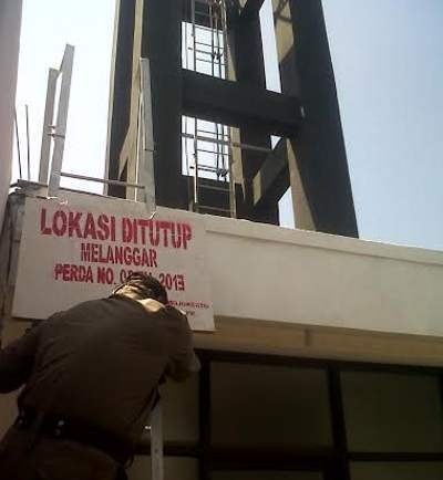 Tower Seluler Tak Berizin di Mojokerto Disegel Satpol PP