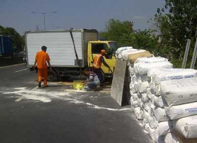Truk Box Muat Kalsium Terguling di KM 6.200 Satelit-Perak