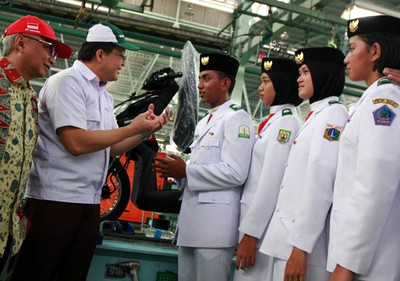 Paskibraka Tengok Pabrik Motor Honda