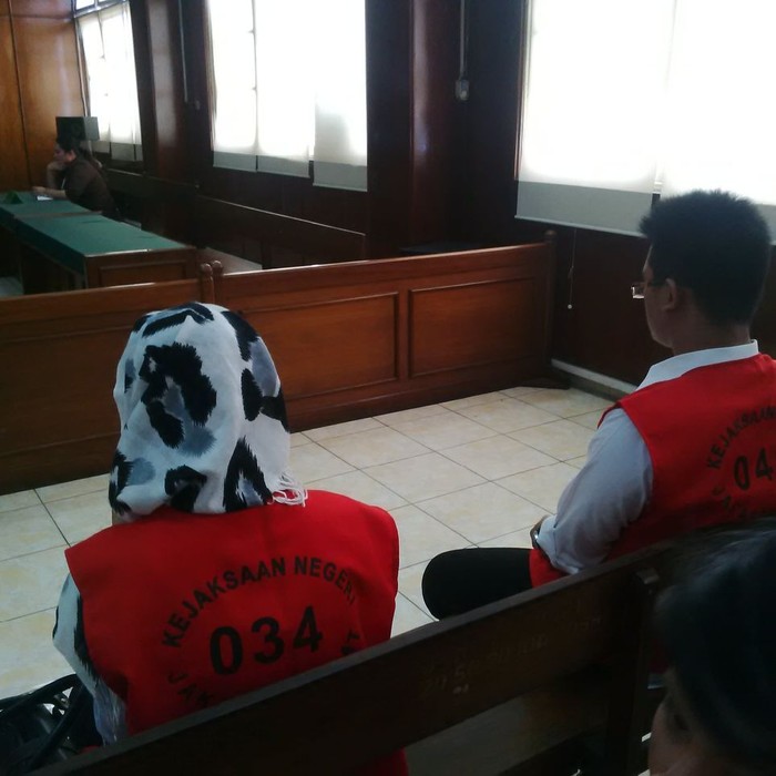 Majelis Hakim Marahi Pembunuh Ade Sara, Sidang Diskors