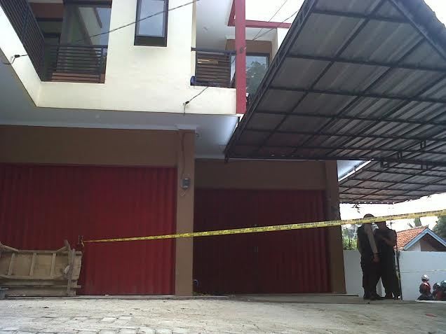 Ruko di Serang yang Diduga Tempat Tinggal Terduga Teroris ini Kini Dijaga Ketat Ruko di Serang yang Diduga Tempat Tinggal Terduga Teroris ini Kini Dijaga Ketat