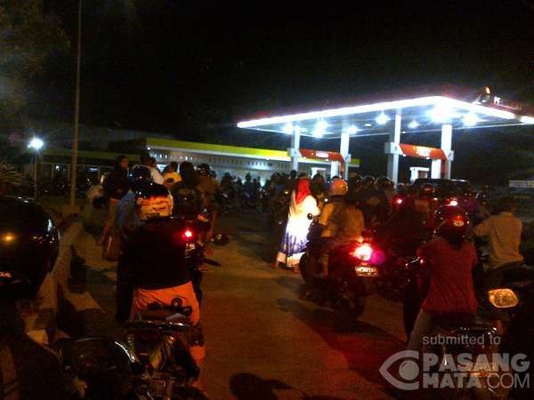 6 Foto Mata-mata Antrean Horor BBM di Berbagai Daerah