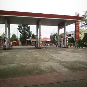SPBU Tutup, Petugas Pilih Bersihkan Kolam Ikan