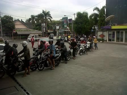 Bensin Premium Habis di SPBU, Warga Yogyakarta Antre Pertamax