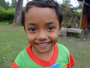 Tingkah Lucu Anak-anak di Kaki Gunung Kelimutu