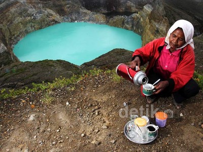 Asyiknya Ngopi di Puncak Gunung Kelimutu