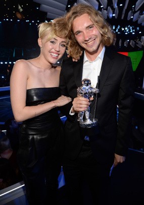 Ini Alasan Miley Cyrus Ajak Pria Tunawisma Terima Penghargaan di MTV VMA