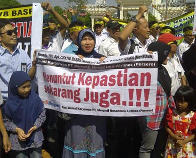 Jeritan Istri Karyawan Merpati Ketika Sang Suami Tak Digaji 9 Bulan