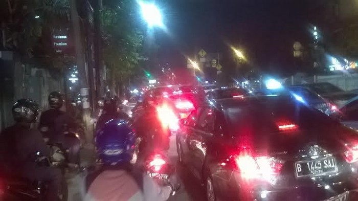 Tengah Malam, Mampang Prapatan Arah Buncit Macet Akibat Antrean di SPBU