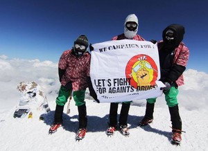 Salam Lestari! Tengok Perjuangan Mahasiswa Indonesia Menaklukan Gunung Elbrus