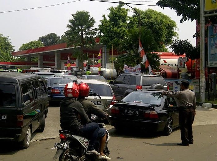Antrean Kendaraan Masih Terjadi di SPBU, Polisi Bersiaga
