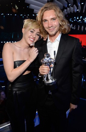 Teman Kencan Miley Cyrus di VMA 2014 Ternyata Buronan Polisi!