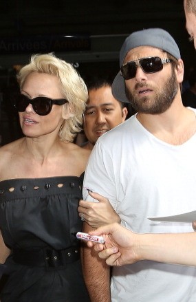 Pamela Anderson Tarik Gugatan Cerai terhadap Rick Salomon