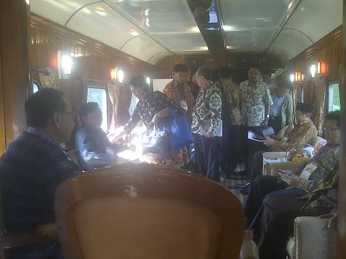 Suasana dialog Wamenhub dengan para pimpinan daerah di Kereta Api Argo Bromo Anggrek Suasana dialog Wamenhub dengan para pimpinan daerah di Kereta Api Argo Bromo Anggrek