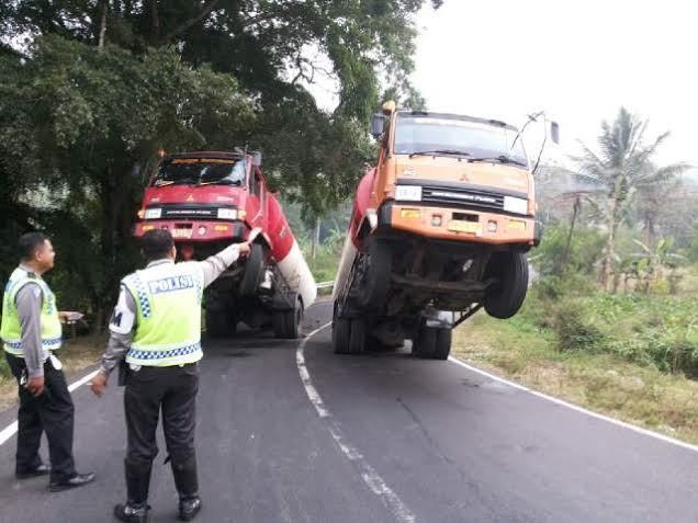 2 Truk Ngetril di Krikilan di Temanggung Bukan karena Hal Gaib, Tapi Kurang Muatan 2 Truk Ngetril di Krikilan di Temanggung Bukan karena Hal Gaib, Tapi Kurang Muatan