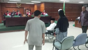 Mertua Anas Akui Beli Tanah Pakai Dollar Amerika dan Emas