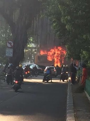 Ini Penampakan Kobaran Api yang Membakar TransJ di Depan Al-Azhar