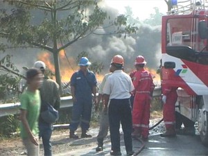 Begini Wujud Amukan Api dari Berbagai Sisi di Pipa Pertamina di Subang