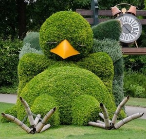Lucunya Patung Bayi Burung Tertidur di Kebun Raya Perancis