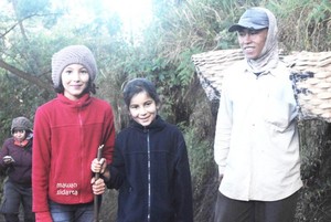 Turis Asing Tua Muda, Semua Naik Kawah Ijen!