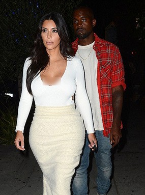 Gaya Seksi Kim Kardashian Saat Makan Malam Bersama Suami