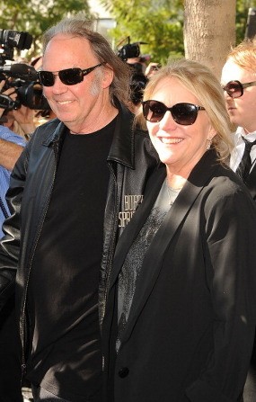 35 Tahun Berumah Tangga, Neil Young Gugat Cerai Istri