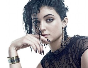 Penampilan Solo Kylie Jenner Sebagai Model Untuk Majalah V