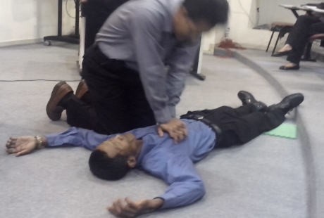 Pijat Jantung, Cara Mudah Gagalkan Henti Jantung Dadakan