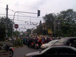 Begini Semrawutnya Lalin di Patal Senayan Tempat Alphard Ditabrak KA
