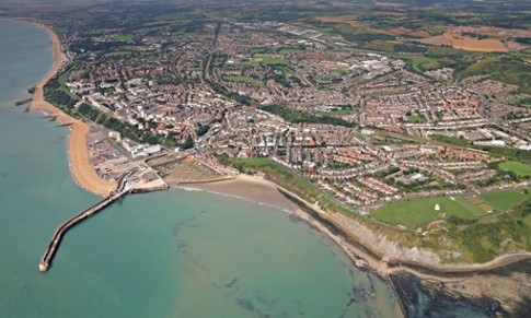 Seniman Ini Mengubur 30 Emas Batangan di Pinggir Pantai