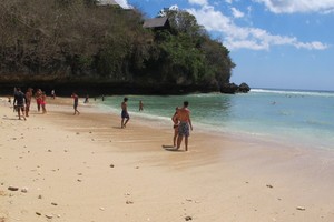 Ketika Julia Roberts Membawa Berkah Untuk Pantai Padang-padang