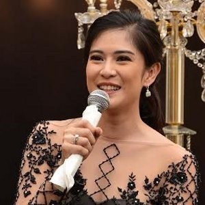 Lulus S2, Dian Sastro Dihadiahi Pelukan dari Suami