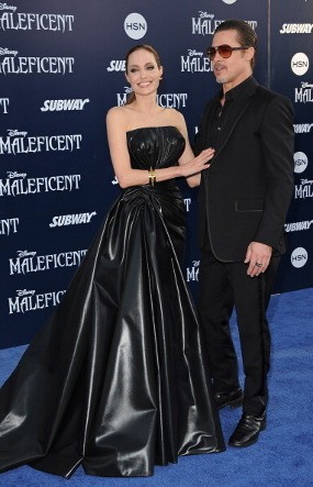 Angelina Jolie Kenakan Gaun Pengantin Tradisional