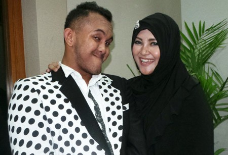 Byurrr... Ulang Tahun, Caisar Nyebur ke Kolam Bundaran Hotel Indonesia