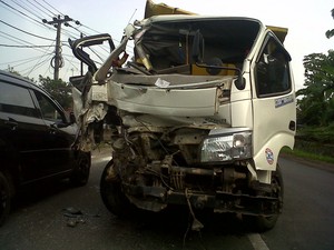 Truk Tabrak Truk di Sukabumi, Aceng Terluka Parah Tergencet Dashboard