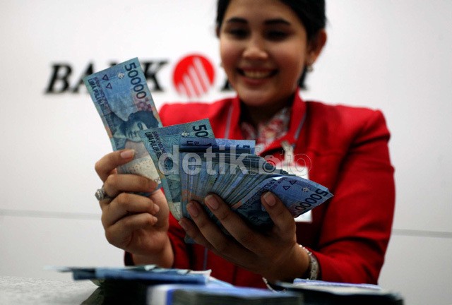 Ekonomi RI Melambat, Bank Revisi Target Pertumbuhan