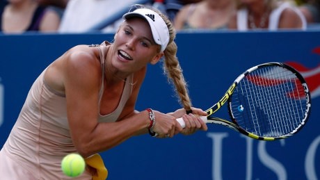 Ouch! Rambut Kucir Wozniacki Terbelit di Raket