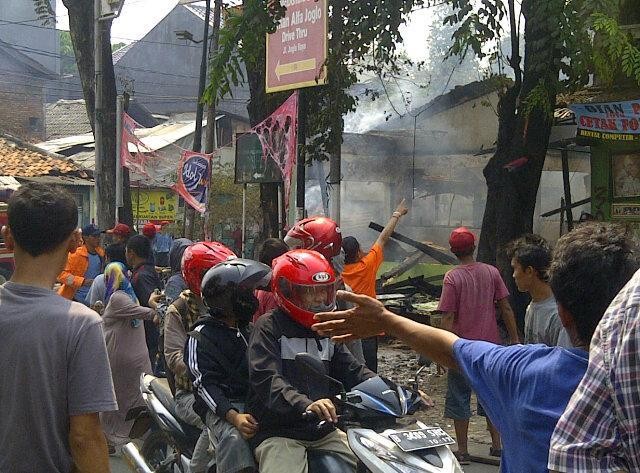 Api Hanguskan Sebuah Rumah di Dekat Lampu Merah Pos Pengumben, Lalin Macet