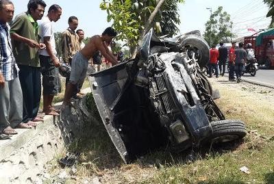 Hindari Trailer, Panther Tabrak Pohon dan Terbalik