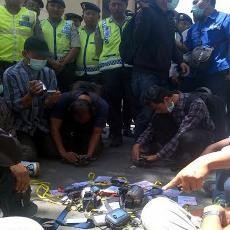 Pelantikan Anggota DPRD Kabupaten Malang Diwarnai Dua Aksi Demo