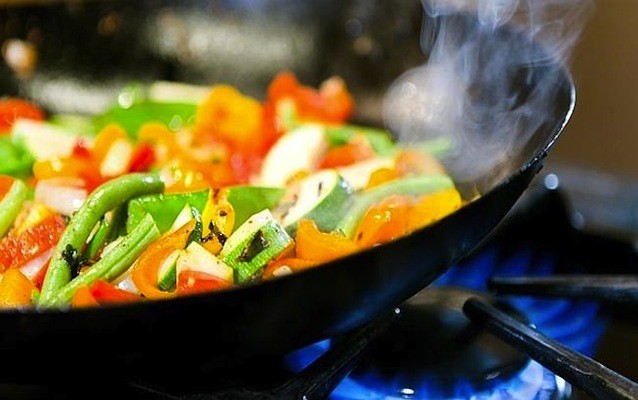 Memasak Beefsteak dan Telur, Jenis Wajannya Harus Tepat