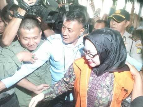 Berkerudung Hitam, Ratu Atut Bungkam Soal Sidang Vonis